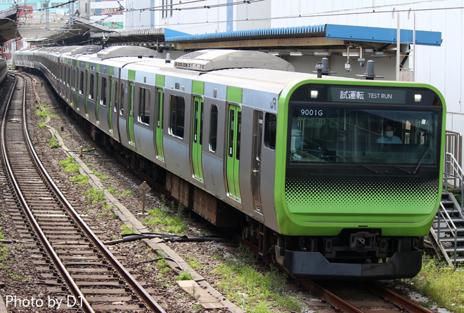 【JR東】E235系トウ05編成 山手線試運転を代々木駅で撮影した写真