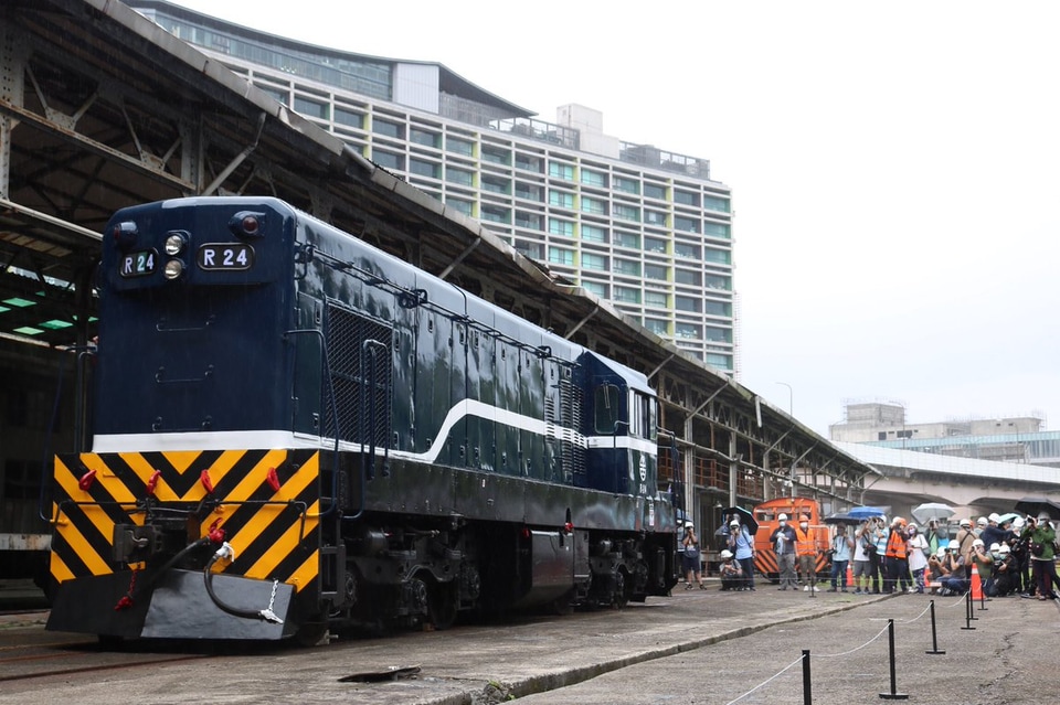 【台鐵】R24号柴電機関車快閃撮影会の拡大写真