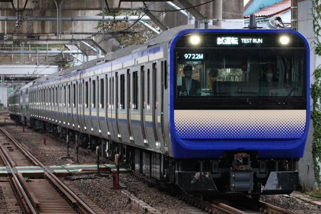 【JR東】E235系1000番台F-01編成 試運転を西大井駅で撮影した写真
