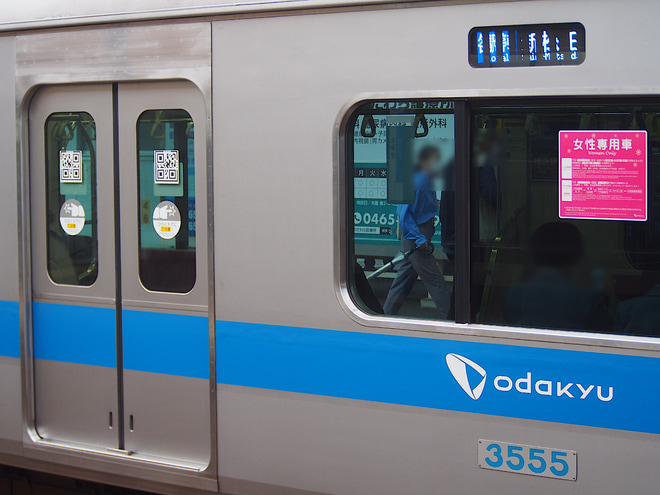 【小田急】ホームドア用のQRコード掲出を富水駅で撮影した写真