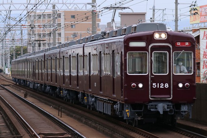 【阪急】5100系5128F出場回送を上新庄駅で撮影した写真