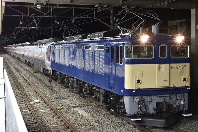 【JR東】EF64-37牽引「信州カシオペア紀行」運転(20201024)を猿橋駅で撮影した写真