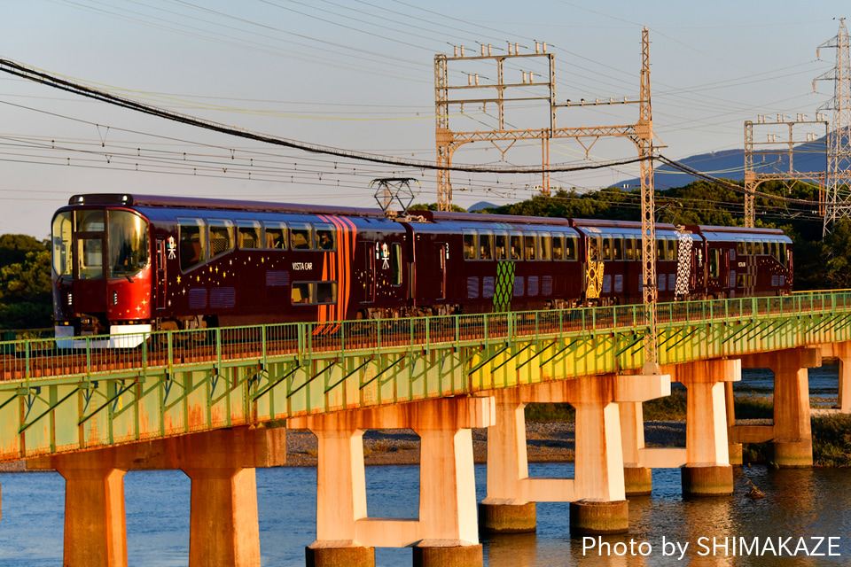 【近鉄】20000系 リニューアル「楽」使用の臨時列車が大阪上本町～五十鈴川で運転の拡大写真