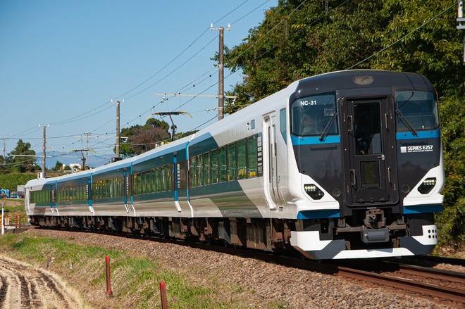 【JR東】E257系NC-31編成が伊豆箱根鉄道線で日中試運転を三島二日町～大場間で撮影した写真