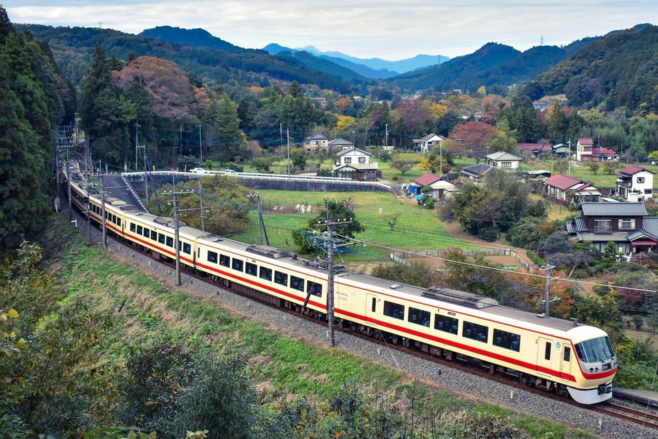 【西武】10000系レッドアロークラシックを使用した臨時特急電車を運転の拡大写真