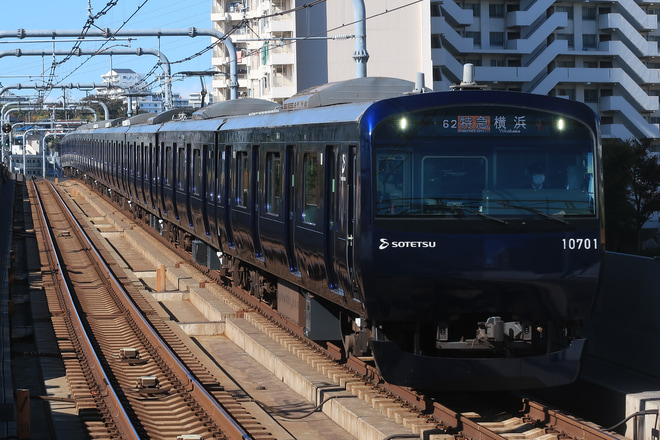 【相鉄】10000系10701F YOKOHAMA NAVY BLUE(ヨコハマネイビーブルー)塗装での営業運転開始を天王町駅で撮影した写真