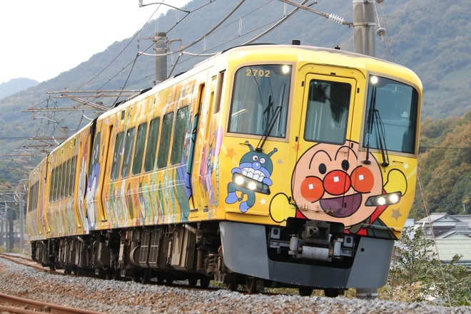 【JR四】きいろいアンパンマン列車団臨を不明で撮影した写真