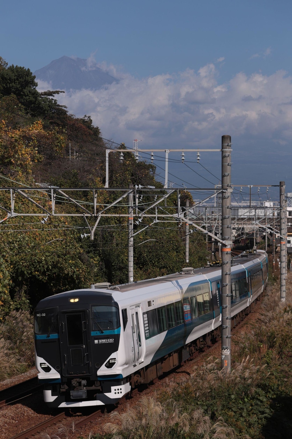 【JR東】E257系2500番台NC-32編成が静岡への拡大写真