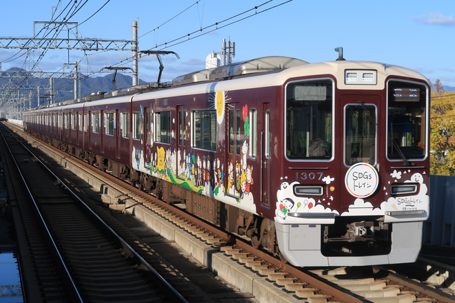 【阪急】「SDGsトレイン 未来のゆめ・まち号」新たなヘッドマークで運転中を洛西口駅で撮影した写真