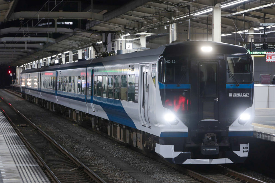 【JR東】E257系2500番台NC-32編成が静岡から返却回送されるの拡大写真