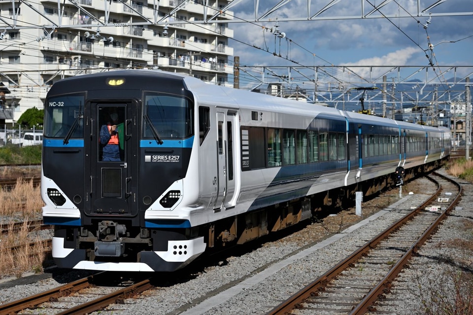 【JR東】E257系NC-32編成が沼津運輸区への拡大写真