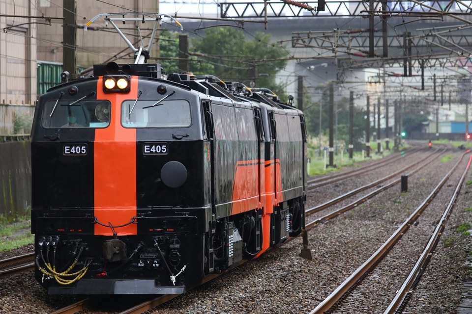 【台鐵】「鳴日號」用の機関車E400型E405/E417号出場試運転の拡大写真