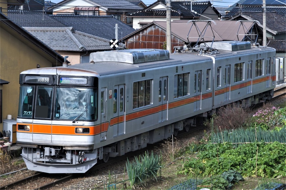 【北鉄】03系がオレンジ色の帯となり試運転の拡大写真