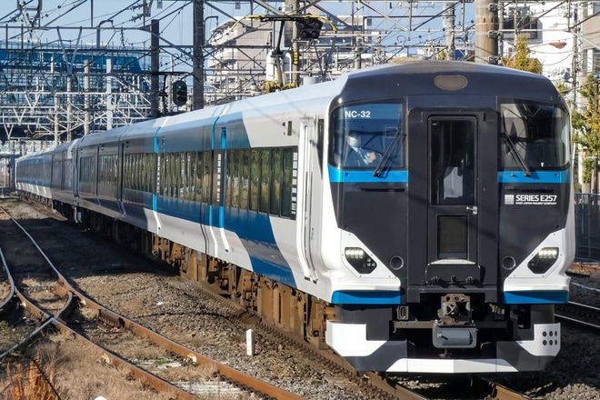 【JR東】E257系NC-32編成+NA-01編成が田町へを藤沢駅で撮影した写真