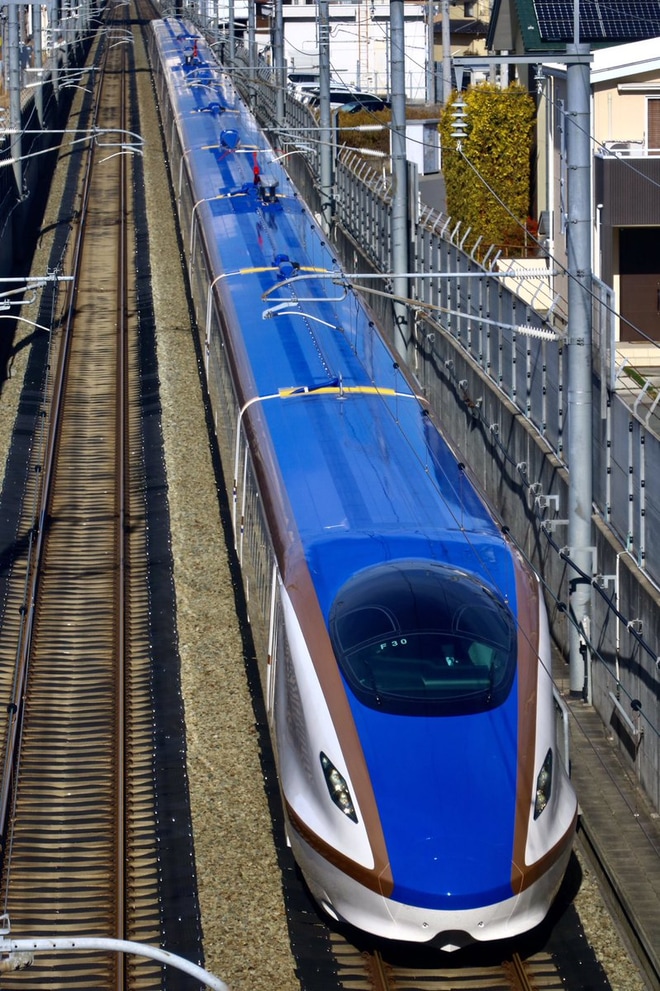 【JR東】E7系F30編成長野新幹線車両センターへを不明で撮影した写真