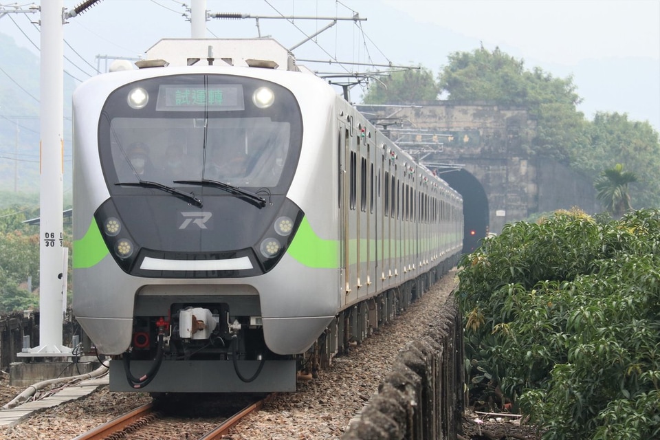【台鐵】EMU900形が南廻線で試運転の拡大写真