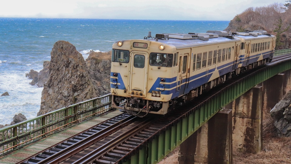 【JR東】五能線の快速列車からキハ40が離脱の拡大写真