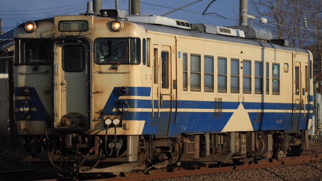 【JR東】キハ40-553(五能線色)廃車回送を不明で撮影した写真