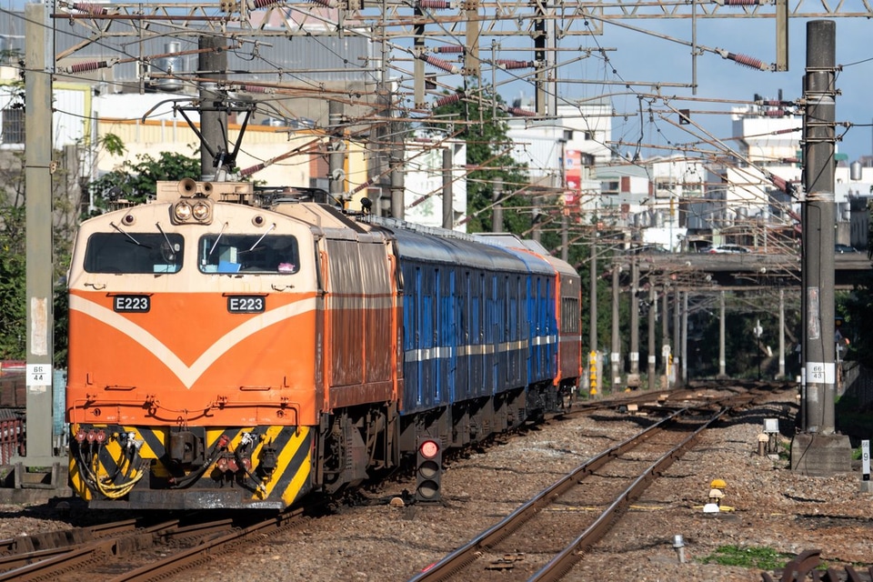 【台鐵】台鉄時刻表輸送に伴う臨時荷物列車の拡大写真