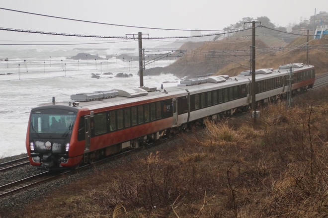 【JR東】HB-E300系「ヒスイ海里」運行を鯨波〜青海川間で撮影した写真