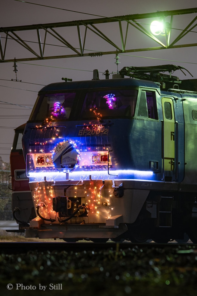【JR貨】EF200-2にオリジナルクリスマス装飾を吹田機関区付近で撮影した写真