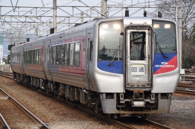 【JR四】N2000系3両(2460-2523-2426)松山運転所へを伊予西条駅で撮影した写真
