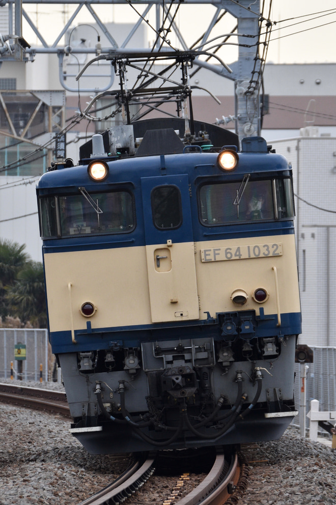 【JR東】EF64-1032が鎌倉車両センターへ回送(E217系の廃車配給準備?が始まる）を戸塚～大船間で撮影した写真