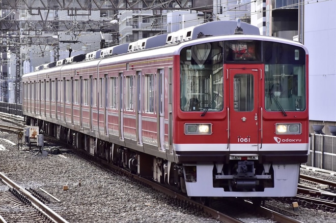 【小田急】1000形1061F(1061×4、ベルニナ塗装)試運転を本厚木駅で撮影した写真