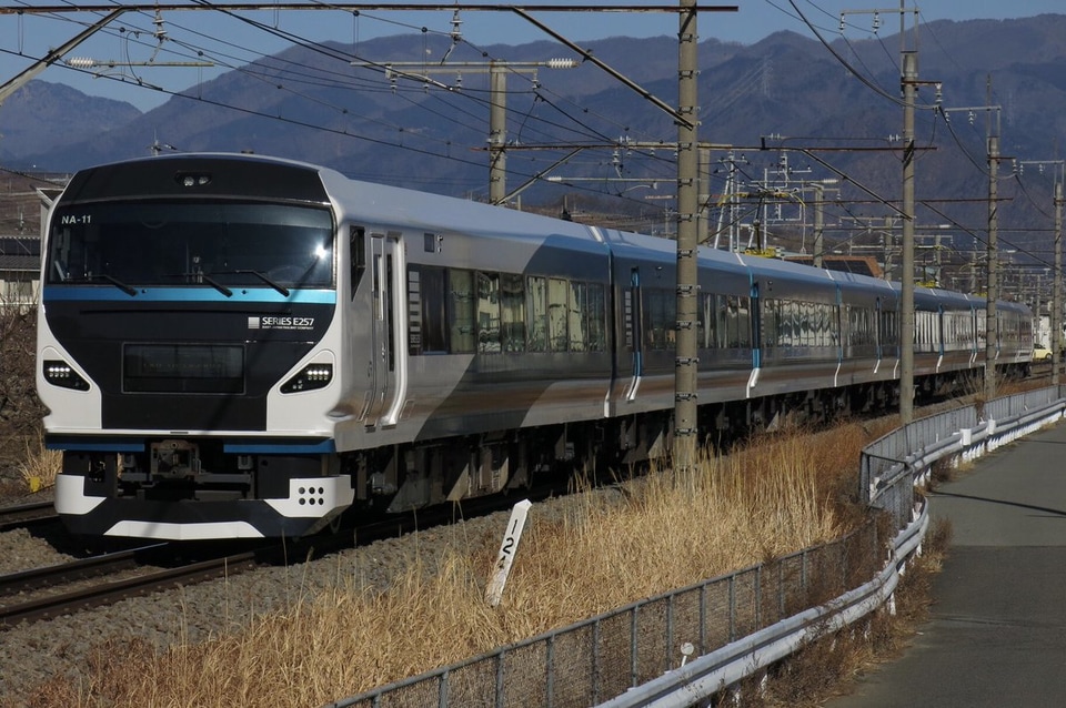 【JR東】E257系NA-11編成が長野総合車両センターへ疎開回送(20210110)の拡大写真