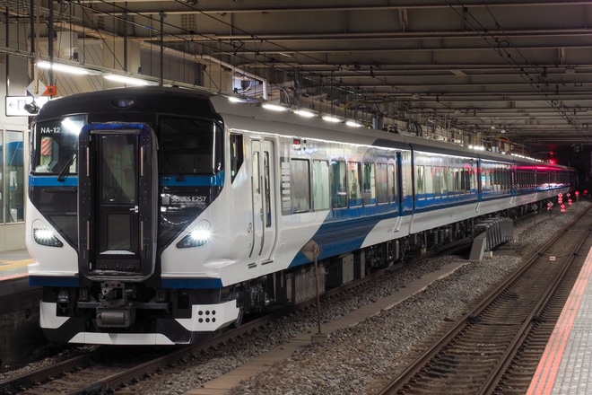 【JR東】E257系2000番台NA-12編成が横須賀まで回送を大船駅で撮影した写真