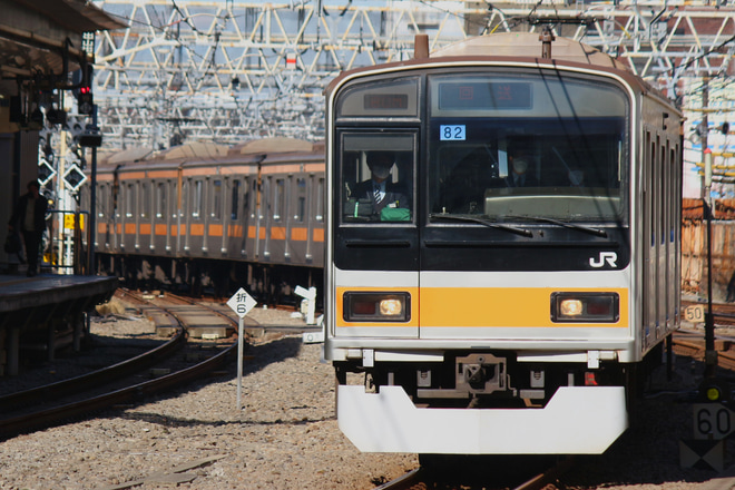 【JR東】209系トタ82編成 東京総合車両センター入場回送を新宿駅で撮影した写真