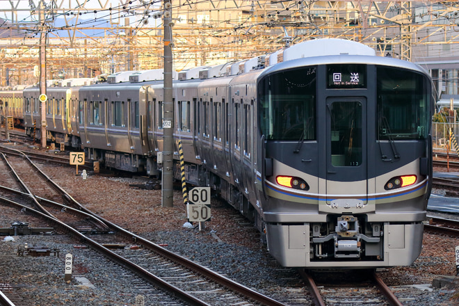 【JR西】225系I13編成が高槻へ疎開回送を高槻駅で撮影した写真
