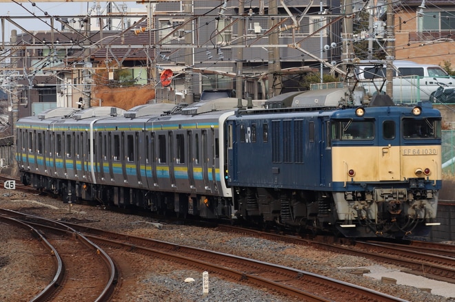 【JR東】E131系マリR09編成+マリR10編成 配給輸送を西船橋駅で撮影した写真