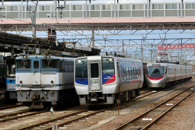 【JR四】N2000系2426号多度津から回送を多度津駅で撮影した写真