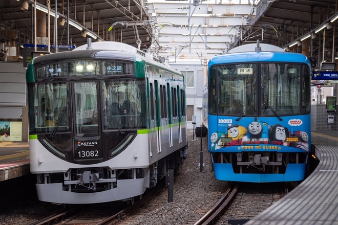 【京阪】13000系30番台としては初の13032F営業運転開始を枚方市駅で撮影した写真