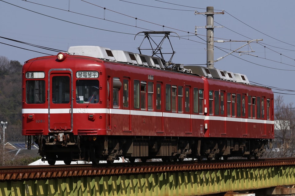 【ことでん】「還暦の赤い電車」のことでんロゴが消えた姿で運行の拡大写真