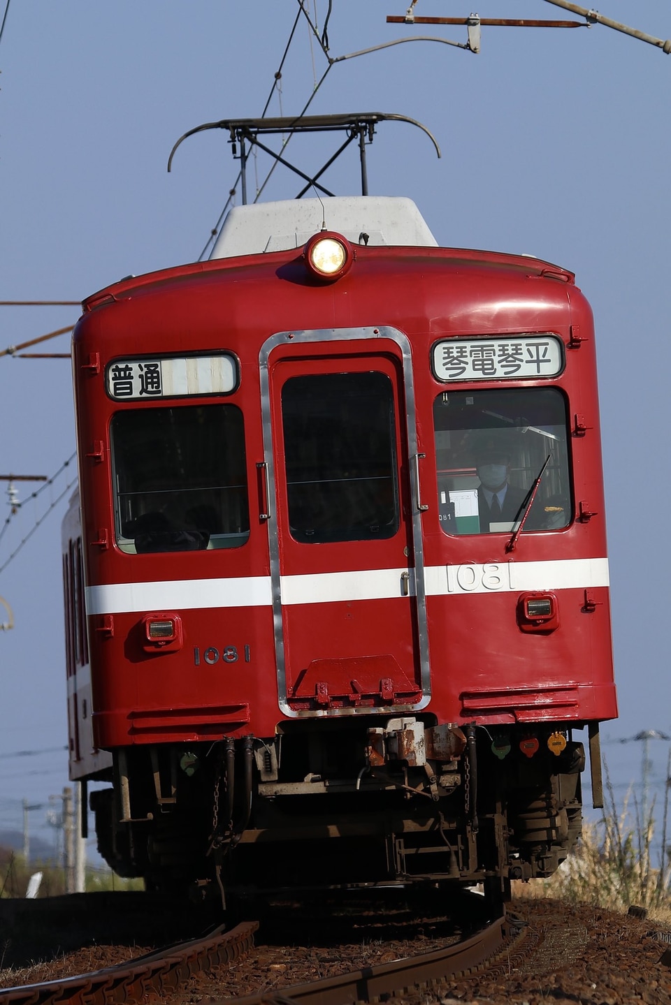 【ことでん】「還暦の赤い電車」のことでんロゴが消えた姿で運行の拡大写真