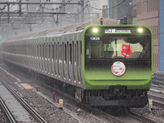 【JR東】E235系定期列車に初のヘッドマーク掲出を御徒町駅で撮影した写真