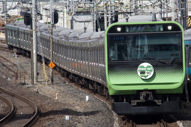 【JR東】E235系トウ25編成にヘッドマーク掲出車両が変更されるを西日暮里駅で撮影した写真