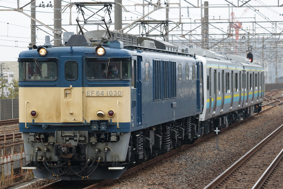 【JR東】E131系80番代マリR11編成 配給輸送の拡大写真