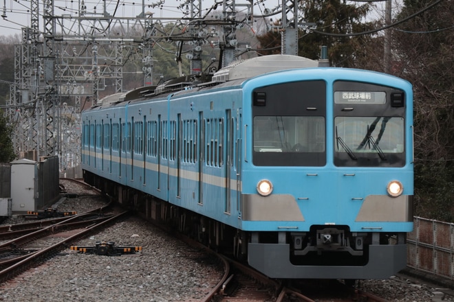 【西武】新101系251F (近江鉄道色)が狭山線運用にを西武球場前駅で撮影した写真