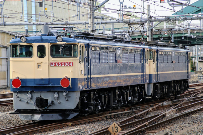 【JR貨】EF65-2084国鉄色になり大宮車両所出場を大宮駅で撮影した写真