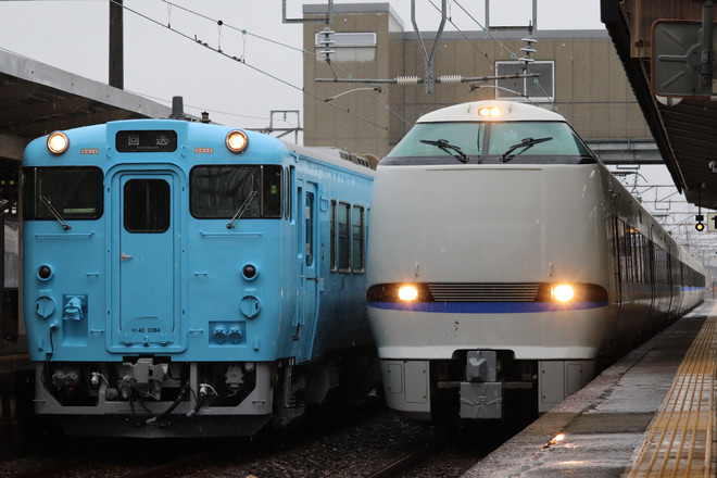 【JR西】キハ40-2084(スカイブルー)後藤総合車両所本所出場回送を鯖江駅で撮影した写真