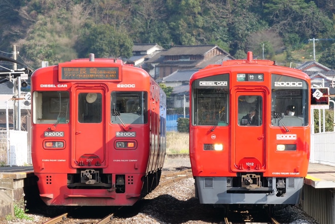 【JR九】キハ200-12+キハ200-1012が赤色で長崎地区にて運行開始を不明で撮影した写真