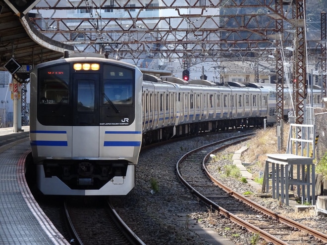 【JR東】E217系Y-51編成、Y-125編成が疎開先の幕張車両センターから横須賀・逗子へ回送を逗子駅で撮影した写真