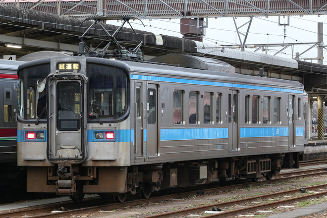 【JR四】7000系7017入場回送を多度津駅で撮影した写真