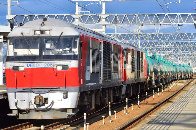 【JR貨】愛知機関区のDF200で定期重連運用が開始 を八田駅で撮影した写真