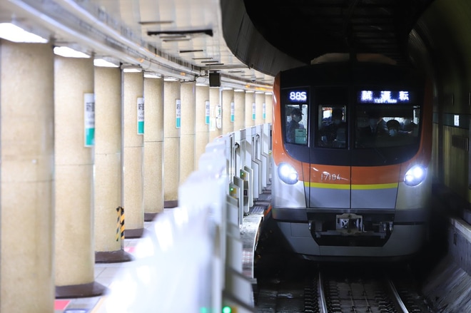 【メトロ】17000系17104F性能確認試運転を新御茶ノ水駅で撮影した写真