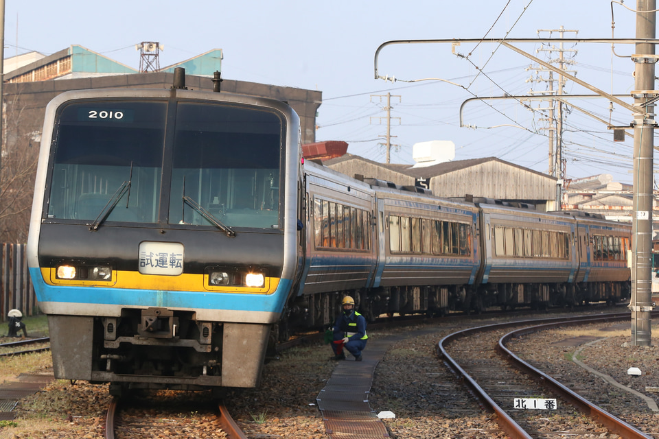 【JR四】2000系4両（2010-2205-2211-2214）廃車回送の拡大写真