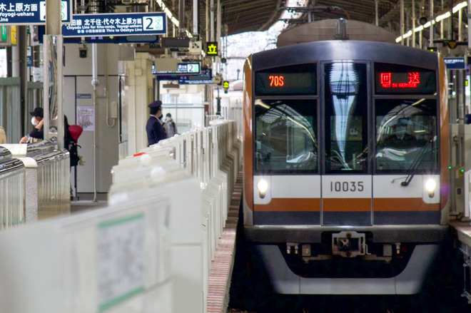 【メトロ】10000系10135F 綾瀬工場入場回送を綾瀬駅で撮影した写真